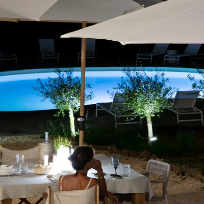 Piscine et salon d'été à la Bâtisse en Blanc, Golfe-Juan (Côte d'Azur)