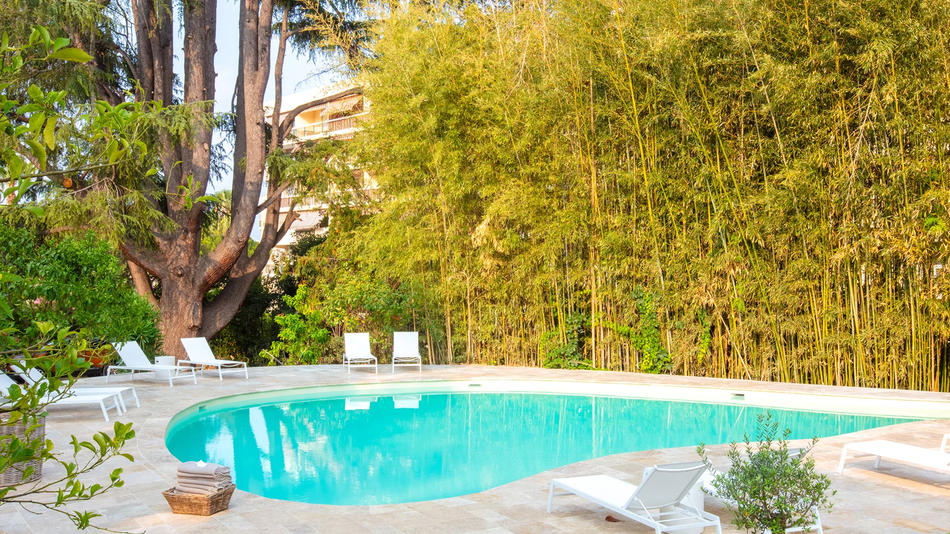 Piscine à la Bâtisse en Blanc, Golfe-Juan (Côte d'Azur)