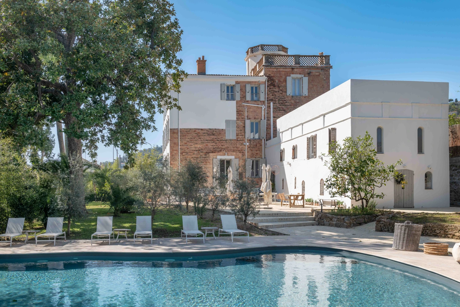 Swimming pool and Mediterranean park at La Bâtisse en Blanc